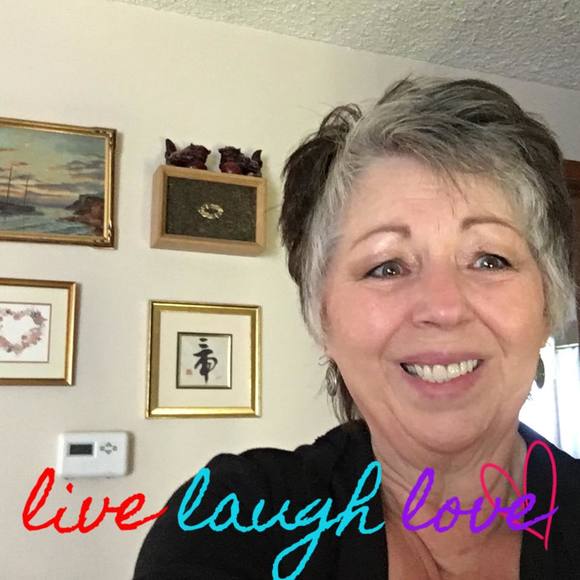 Poshmark profile picture for @linn
